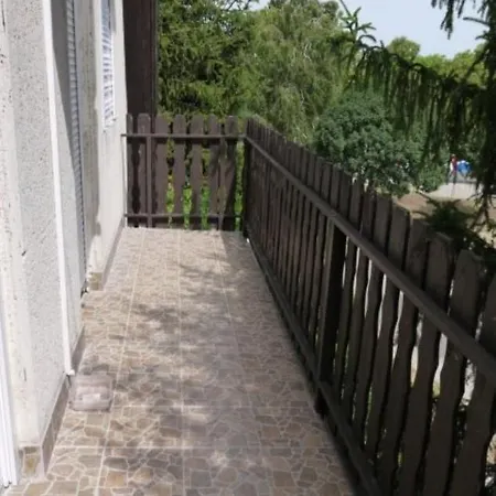 Marika Vendeghaz Apartmán *